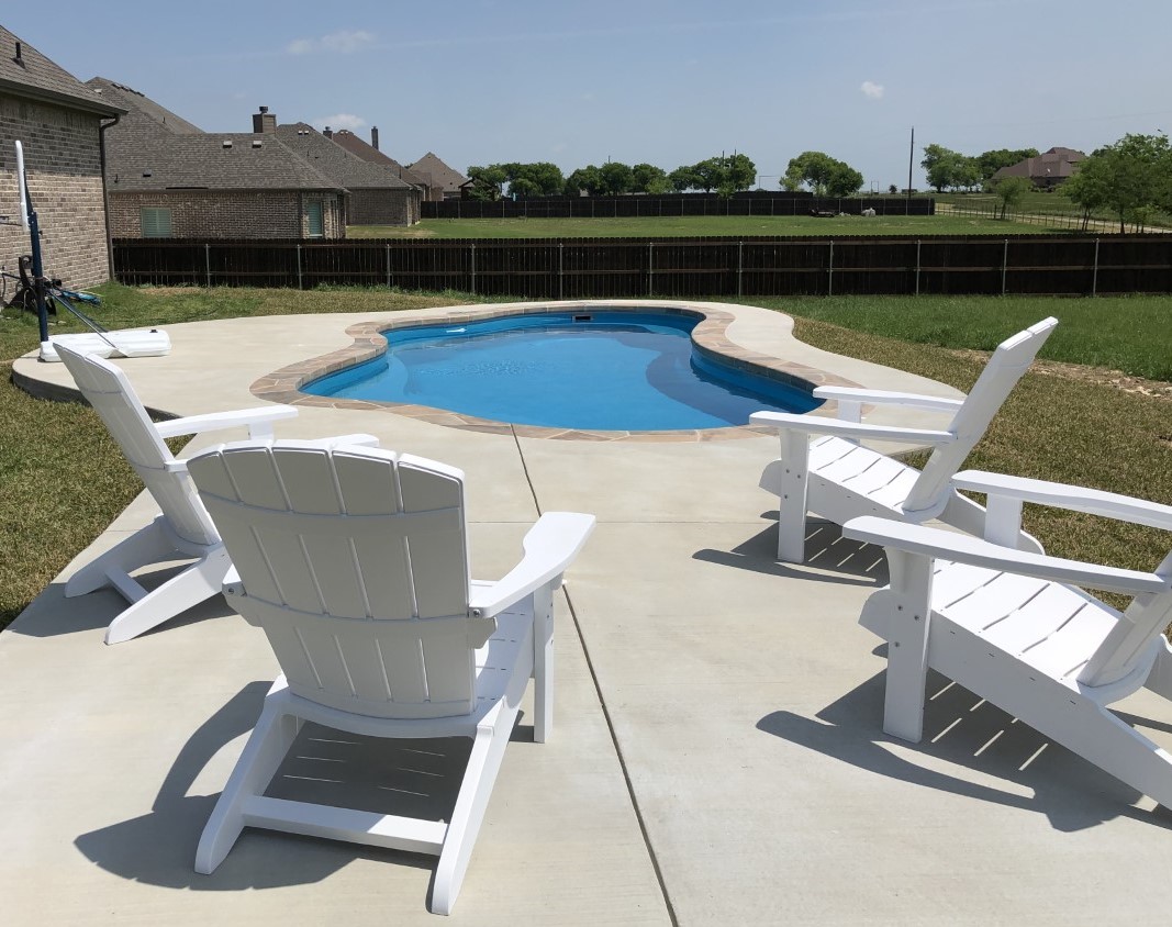 Curved Pool with Water Features